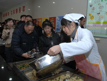 大庆油田采油三厂生产准备大队 以优质餐饮服务守护一线“食事”暖心工程
